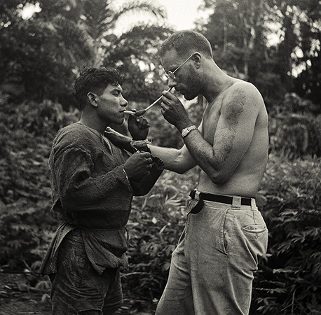 Schultes, prenant du Tabac Amazonien. Caño Guacayá (Colombie), avril 1952 (The Lost Amazon, Wade Davis).