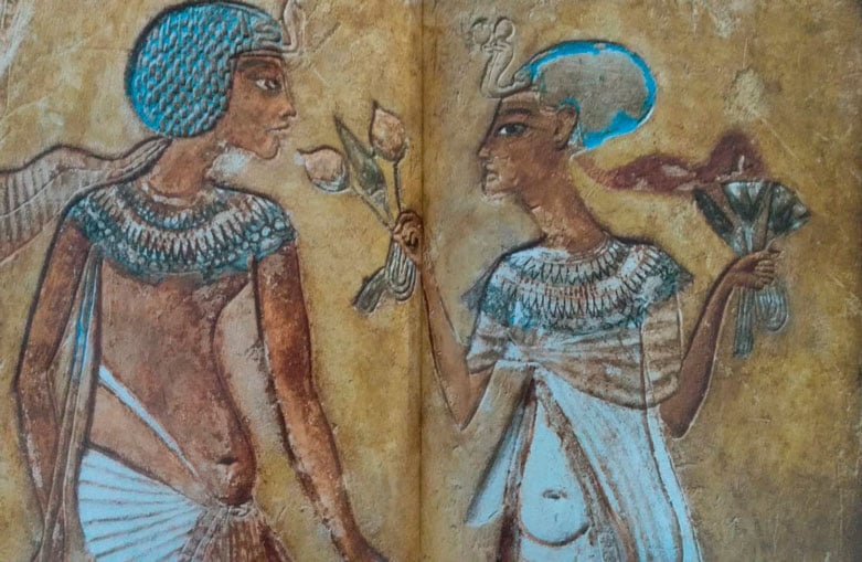 Offrande de fleurs de lotus sur un bas-relief égyptien.